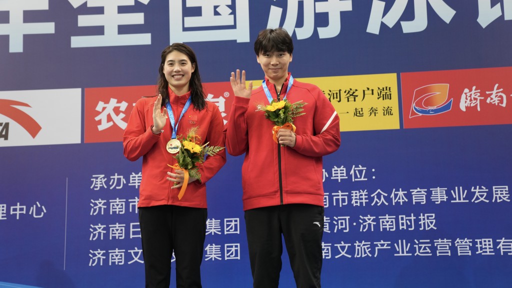 中国泳队名奖张雨霏（左）在东京奥运夺得2金2银。 中新社
