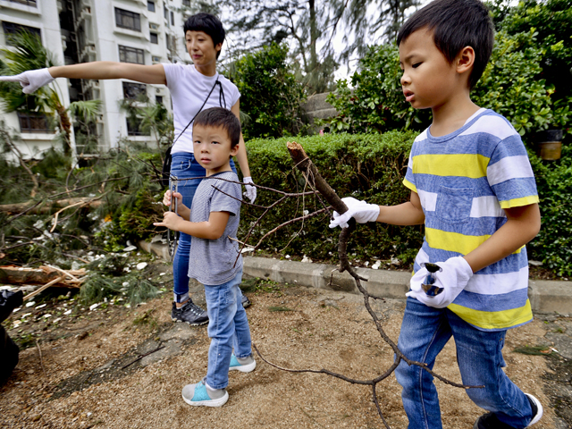 風災後,有不少熱心市民自發清理街道。 資料圖片