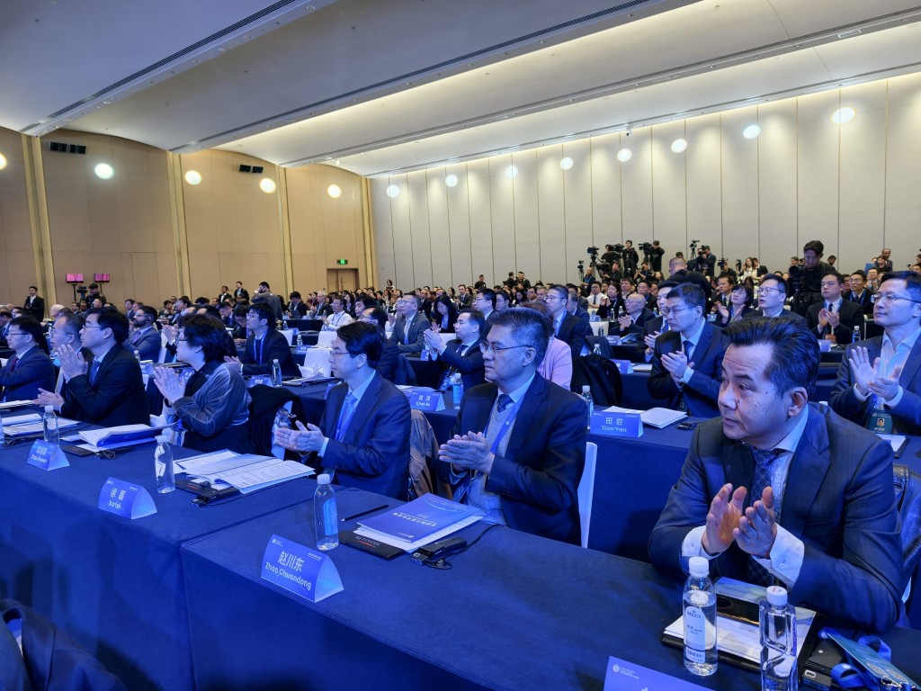 各國代表參加論壇。 駐京記者楊浚源攝