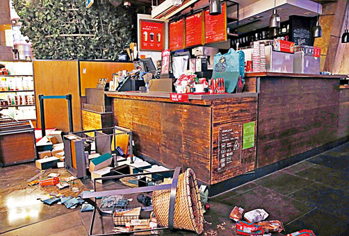 ■拆禮物日朗豪坊內的Starbucks咖啡店被示威者搗亂。