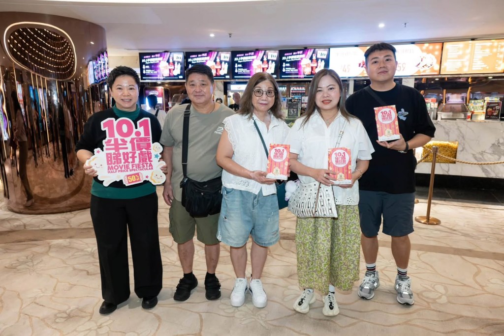 有不少市民跟羅淑佩合照。羅淑佩FB圖片 有不少市民跟羅淑佩合照。羅淑佩FB圖片