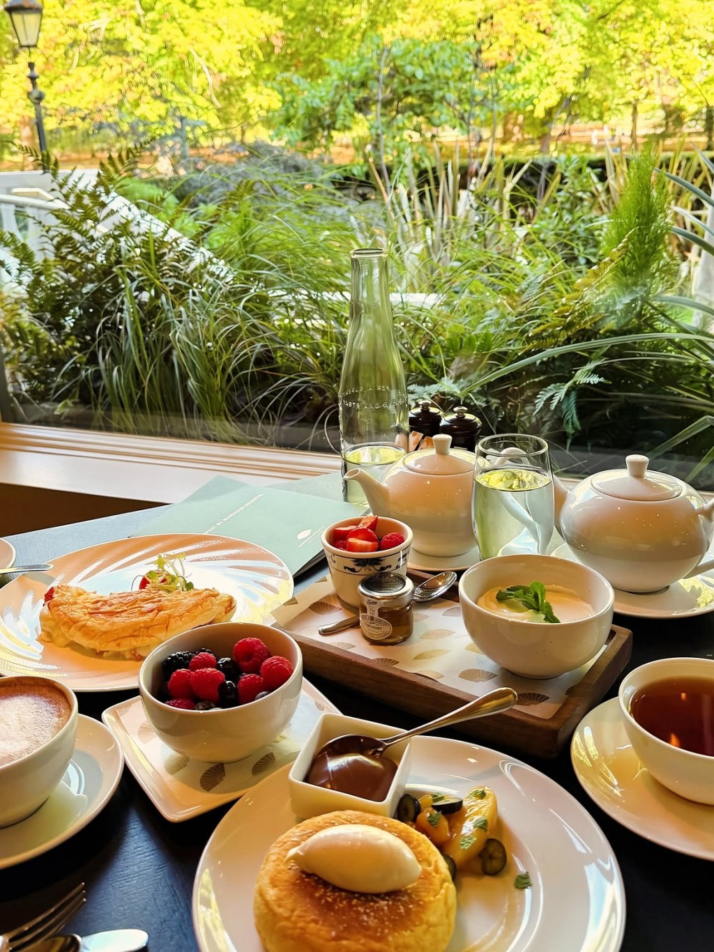 何艷娟坐在酒店露台歎早餐。