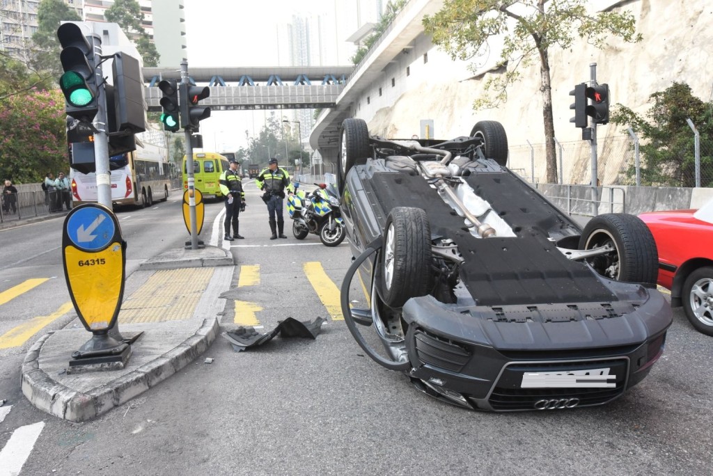 秀茂坪道私家車失事四輪朝天