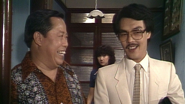 顏國樑（右）在《香港81》系列中，飾演蠱惑又勢利的經紀「陳積」大獲好評。  ​