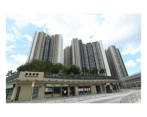 天水圍居屋屏欣苑鄰近鐵路站,交通便利。