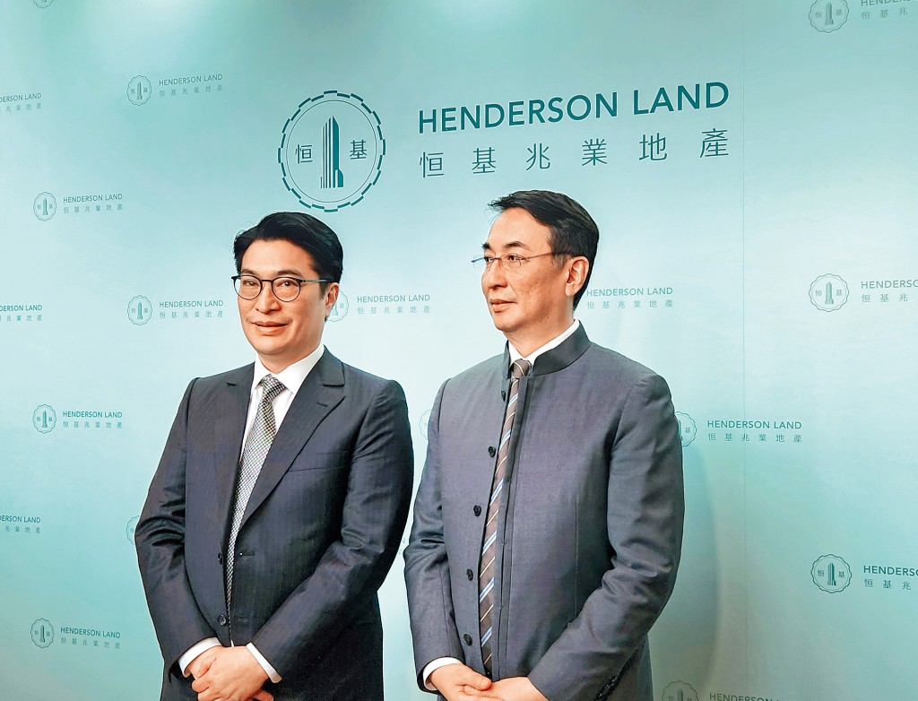 李家誠（左）於股東會後表示，在政府收回土地後，集團於洪水橋仍有約300萬呎農地未補地價。