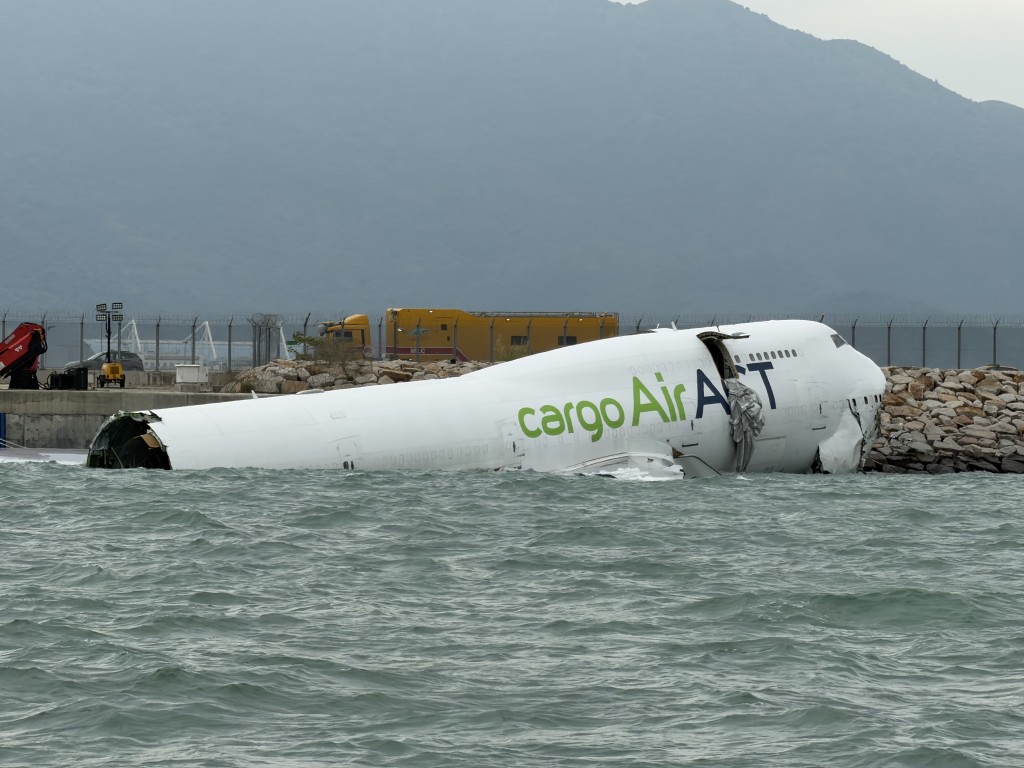 打撈貨機殘骸料需時數天。 打撈貨機殘骸料需時數天。