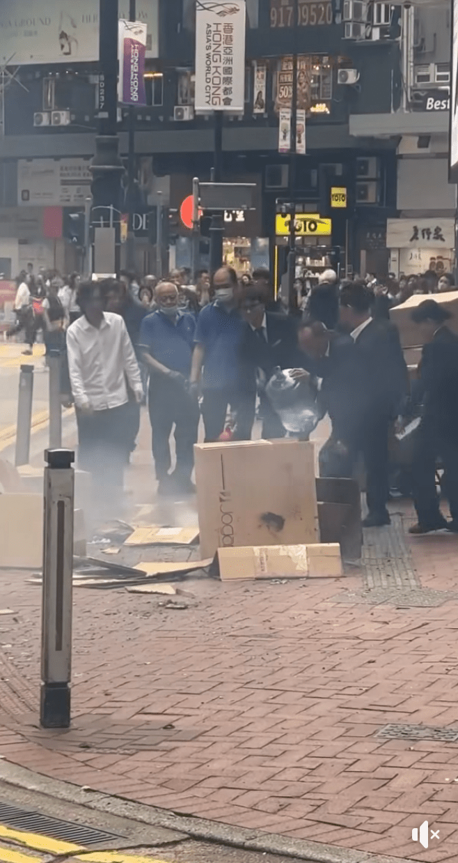 上載影片的網民對職員的迅速反應表示讚賞，形容其「勇敢及時」，同時亦憤怒質問：「邊個掉煙頭？」懷疑火警是由未熄滅的煙蒂引致。fb「車cam L（香港群組）」