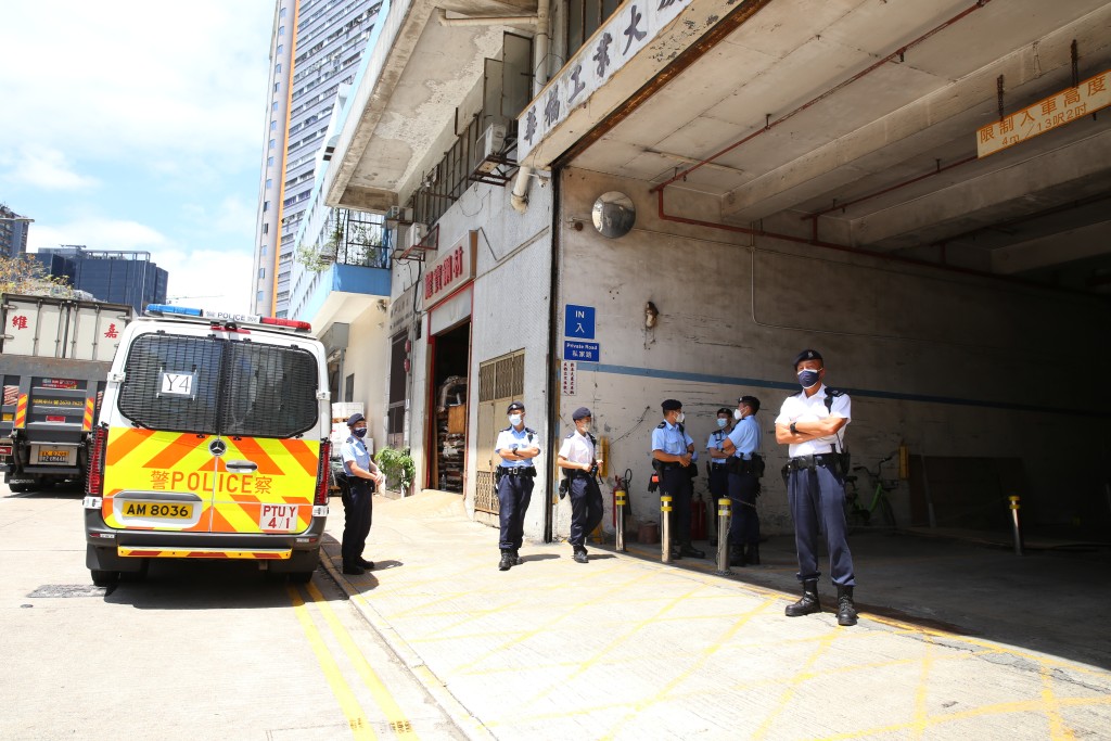 警方國安處到華福工業大廈搜證。