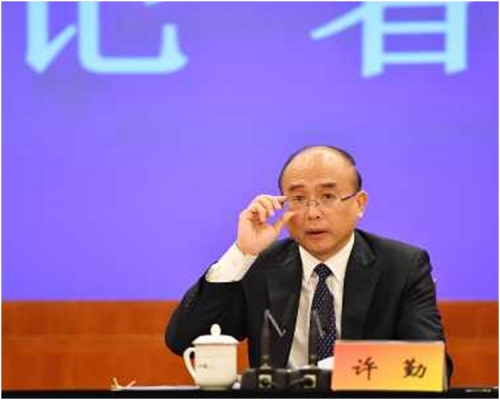 許勤於香港理工大學工商管理專業畢業。