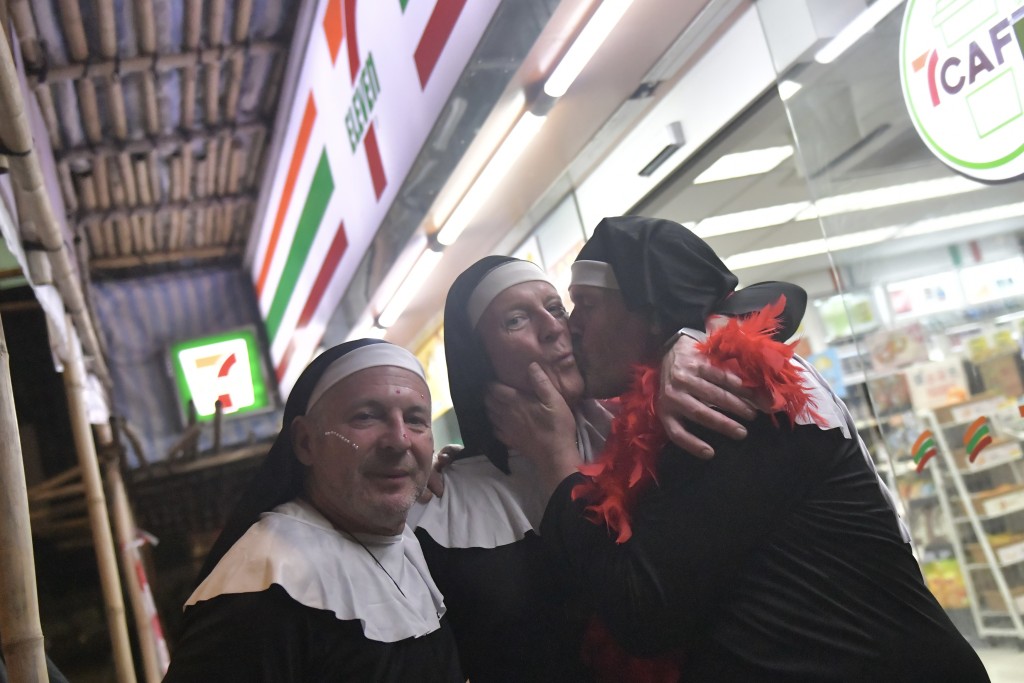外国球迷扮「修女」在附近街道流连。陈极彰摄