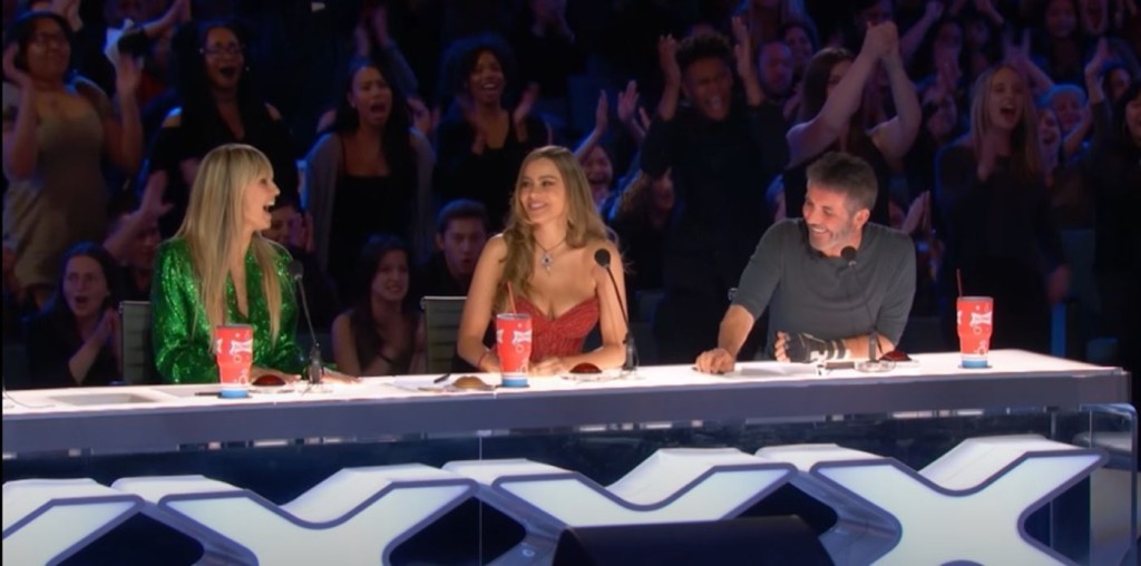 3位評判Heidi Klum、Sofia Vergara和Simon Cowell對他們讚賞不已。