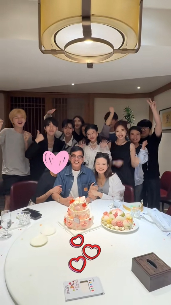 李國麟的合照,不少網民留嗌岳父。 李國麟的合照,不少網民留嗌岳父。