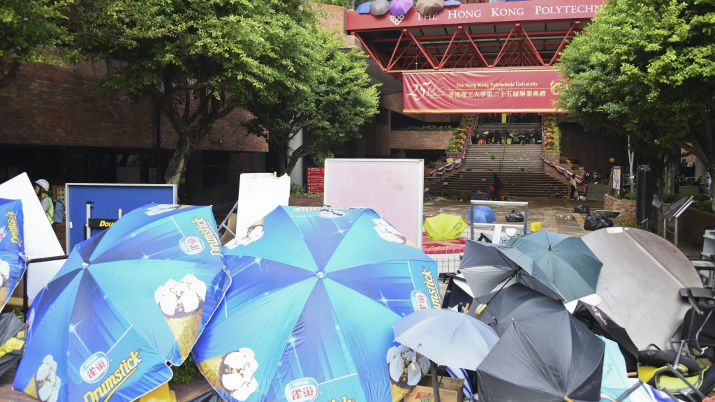 案發期間，示威人士以雨傘雜物等堵塞理大校園暢運道出口。資料圖片