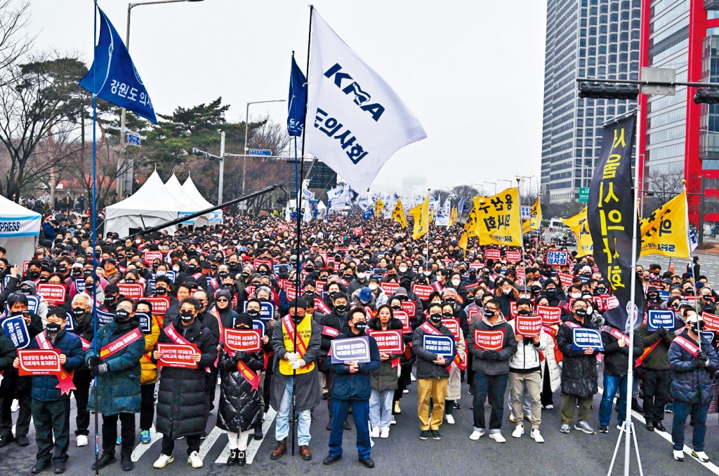 數萬名南韓醫生周日在首爾集會,抗議醫學院擴招計劃。
