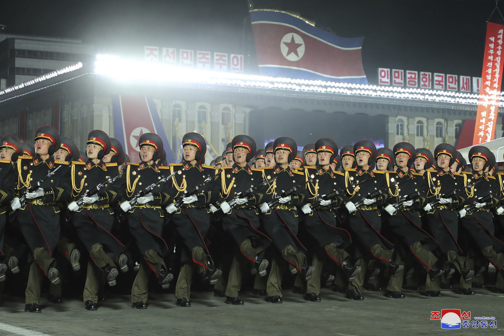 北韓建國75周年閱兵式上軍隊步操。AP