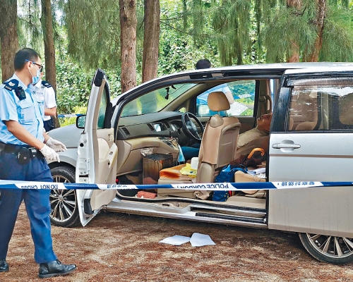 男子車內燒炭亡,警方在場調查。