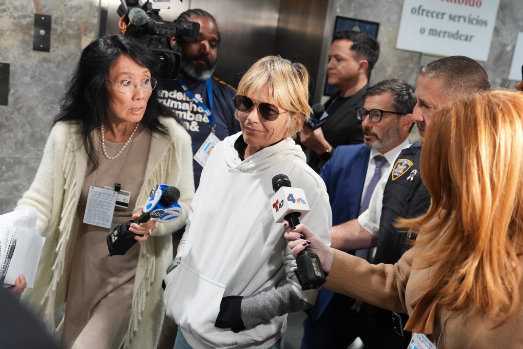 Selma Blair上庭後離開,被記者追訪。美聯社 Selma Blair上庭後離開,被記者追訪。美聯社