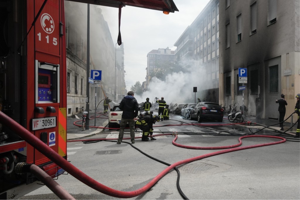 米兰市中心爆炸引发大火，消防员到场灌救。 美联社