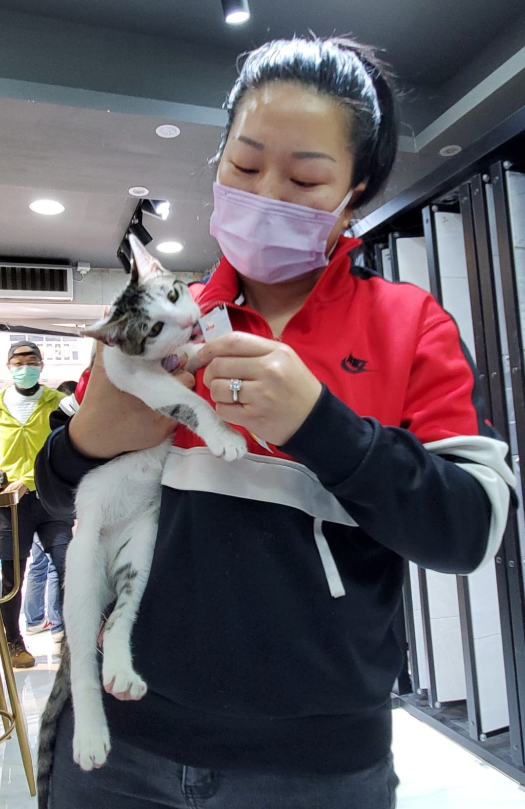 女主人將愛貓「可樂」又抱又攬。