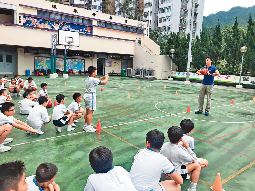 警察籃球會透過「動感校園計劃」教導學生打籃球,為校園注入活力及正能量。