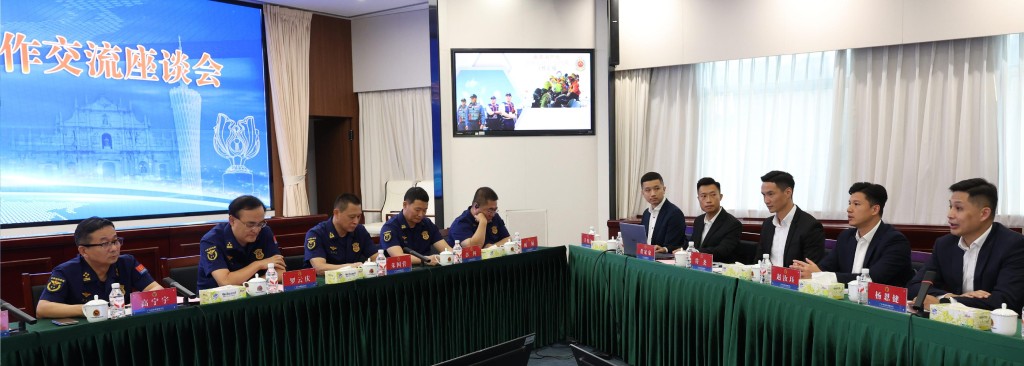 楊恩健（右一）於會議上與廣東省消防救援總隊代表交流。政府新聞處圖片