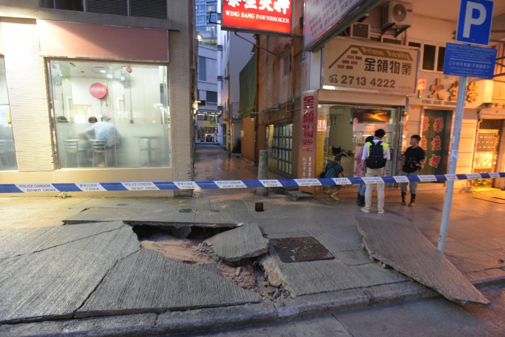 洪水令部分路面出現路陷。黃文威攝