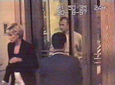 多迪和戴妃1997年8月在巴黎車禍身亡前，從麗思酒店出發。路透社