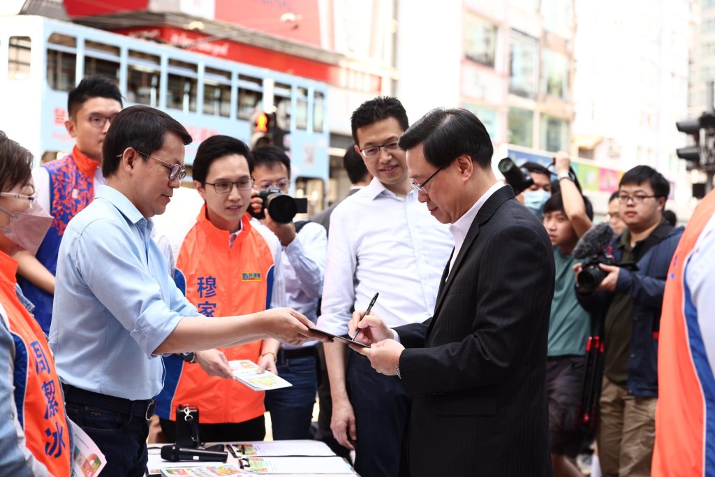 建制派火速成立「香港各界撐完善地區治理大聯盟」，特首李家超更率先到街站簽名。資料圖片