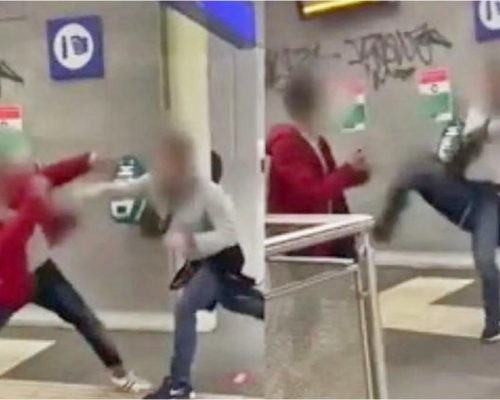 兩名同性戀男子最近在首都羅馬一個火車站內接吻時，被人襲擊。網圖