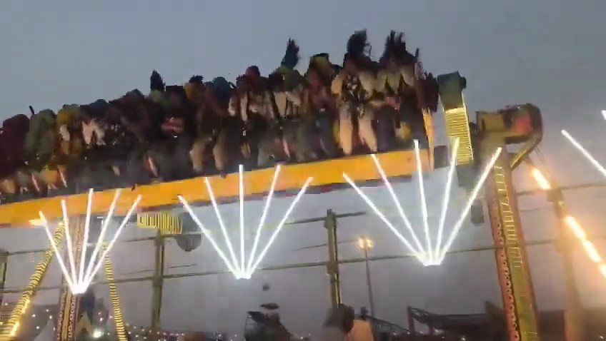 機動鞦韆突然倒塌,最少釀成13人受傷。X@Manakdeep Singh Kharaud 機動鞦韆突然倒塌,最少釀成13人受傷。X@Manakdeep Singh Kharaud