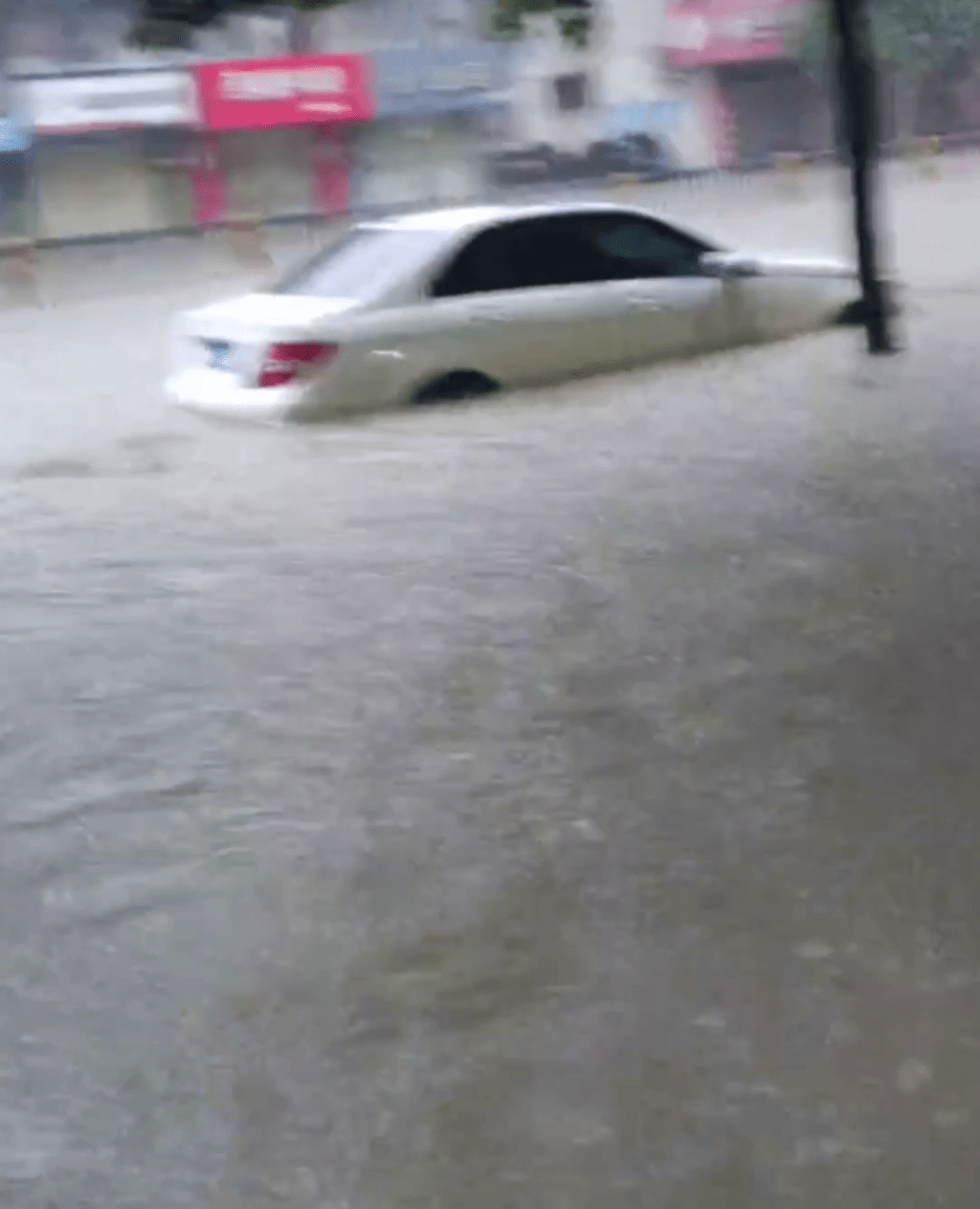 湛江暴雨，局部地区水浸严重，水深至车轮。