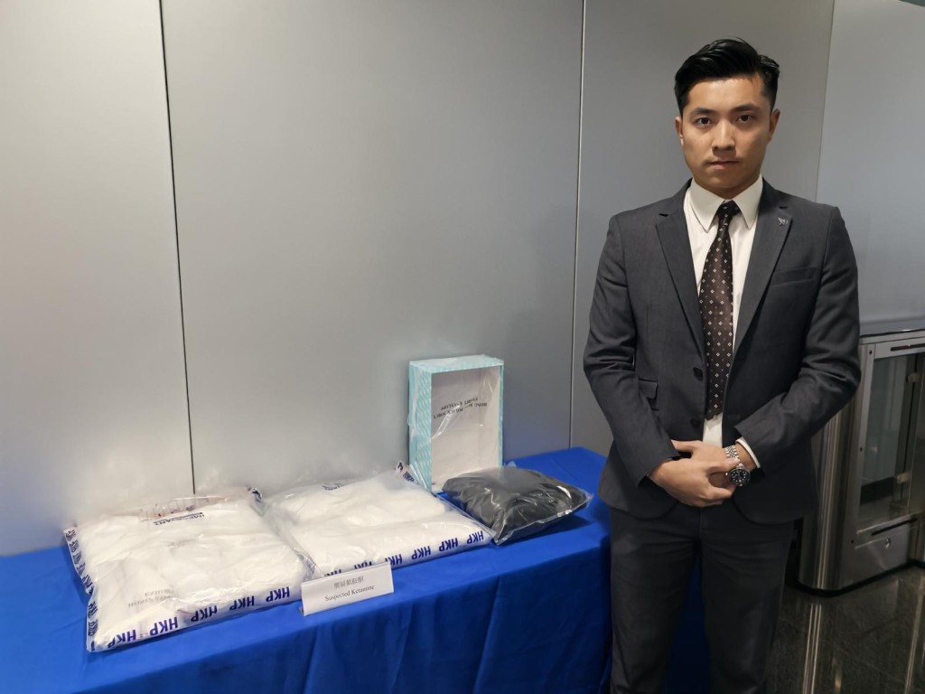警方檢獲約10公斤懷疑氯胺酮,市值達390萬港元。 警方檢獲約10公斤懷疑氯胺酮,市值達390萬港元。