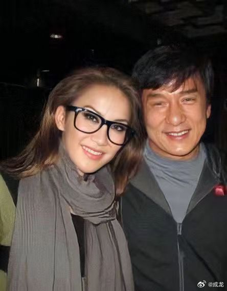 成龍（右）拍片大讚李玟天生就是明星，指其歌曲舞蹈陪伴很多人青春。