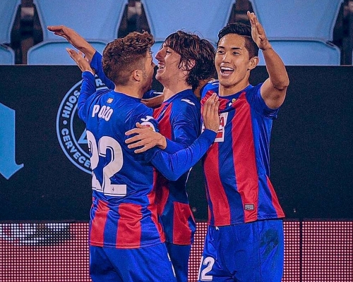 武藤嘉纪（右）六年闯欧的经历，已足以令不少日本本土球员羡慕。网上图片