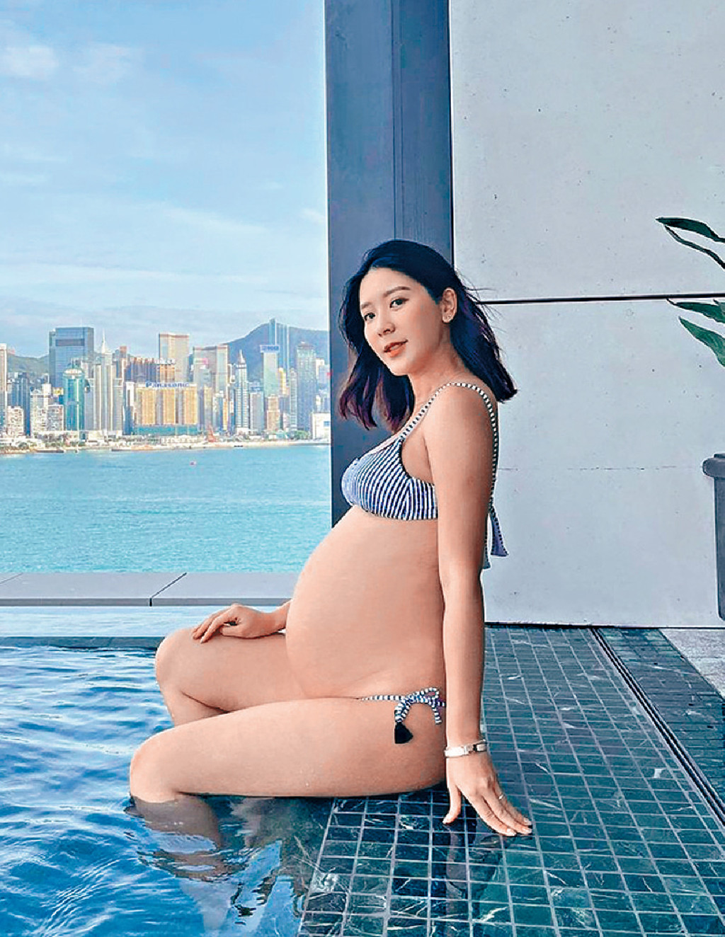 ■余香凝大肚時不斷在網上留倩影，為自己及女兒留下難忘回憶。