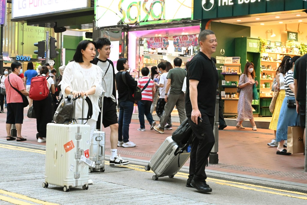 自2月份香港全面恢复正常通关以来，访港旅客人数节节上升。资料图片