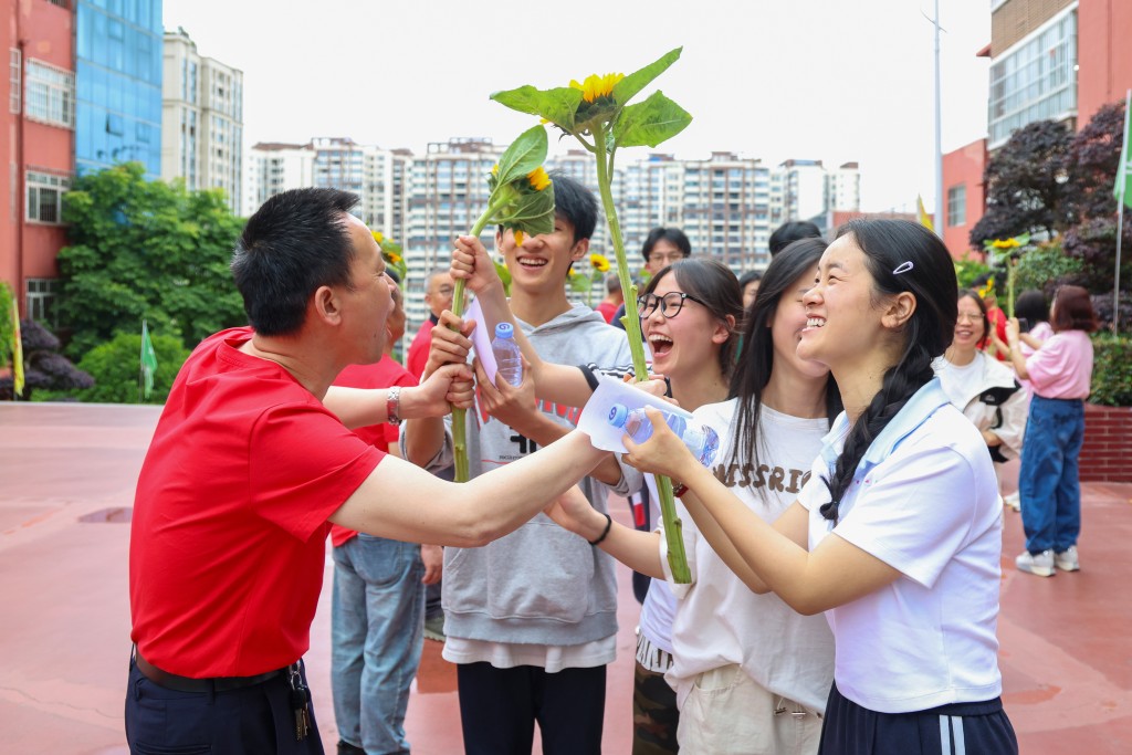 高考催生由住宿、文创到教培等各类商机，规模料达¥320亿。新华社