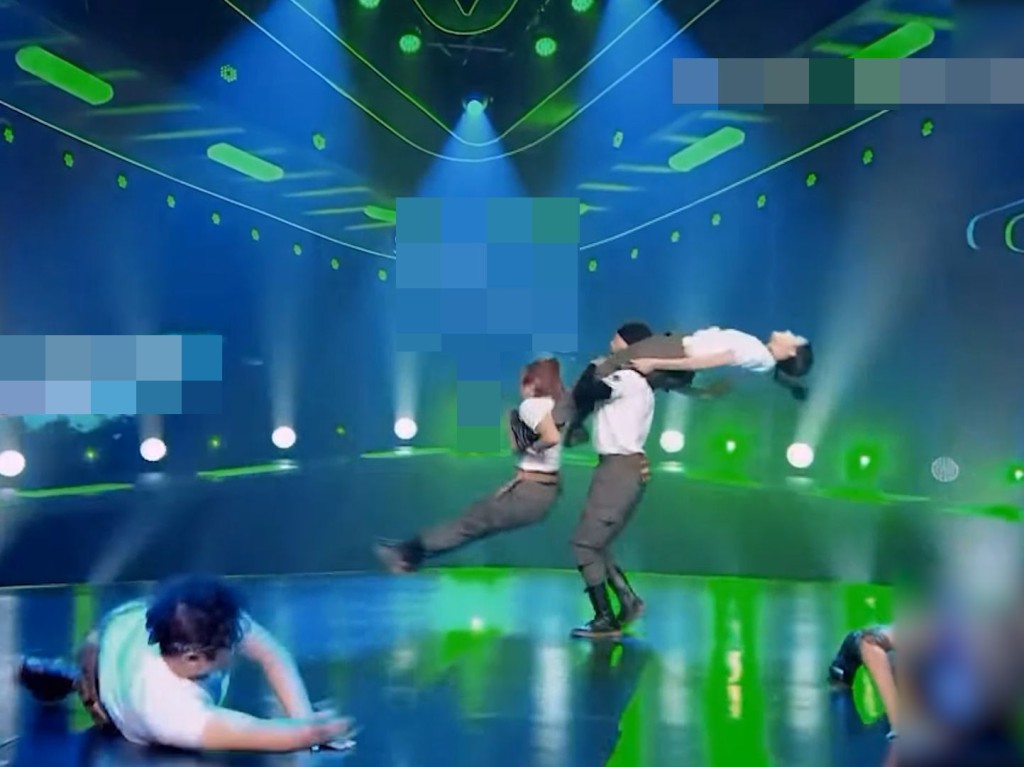 秦嵐挑戰「人體直升機」動作。《新舞林大會》截圖