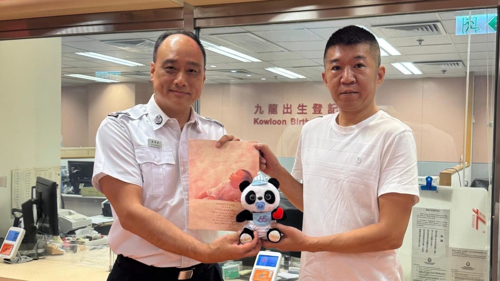 新手父母獲贈大熊貓公仔。 新手父母獲贈大熊貓公仔。