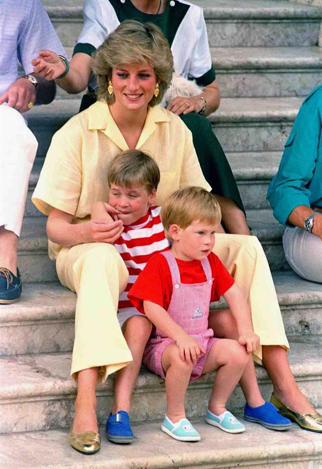 1987年8月戴安娜王妃、哈里王子、威廉王子合照。AP