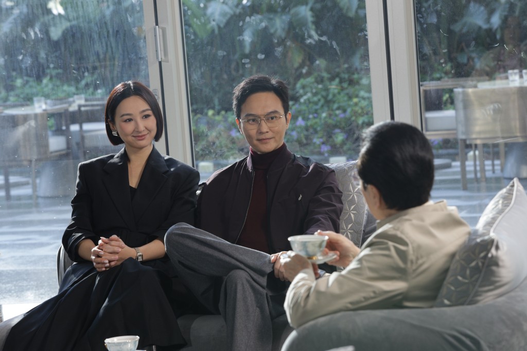 高海寧飾演的洪海允（Alice），原本任職高級檢控官兼升官有望，但因為官孝賢（張智霖飾），Alice毅然轉跑道嫁入官家。