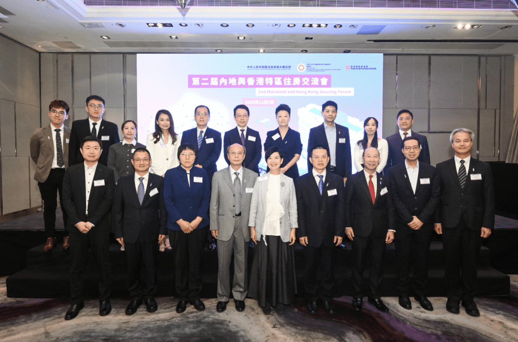 何永賢（前排中）、國家住房和城鄉建設部標準定額司二級巡視員吳路陽（前排左四）與其他嘉賓在交流會合照。政府新聞處（下同）