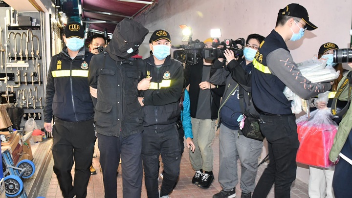海關以涉嫌販毒拘捕一名25歲男子