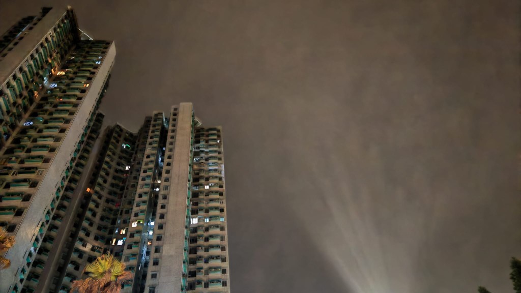 受一股東北季候風影響,本港今早相當清涼,氣溫普遍較昨日低四至六度。蔡楚輝攝 受一股東北季候風影響,本港今早相當清涼,氣溫普遍較昨日低四至六度。蔡楚輝攝