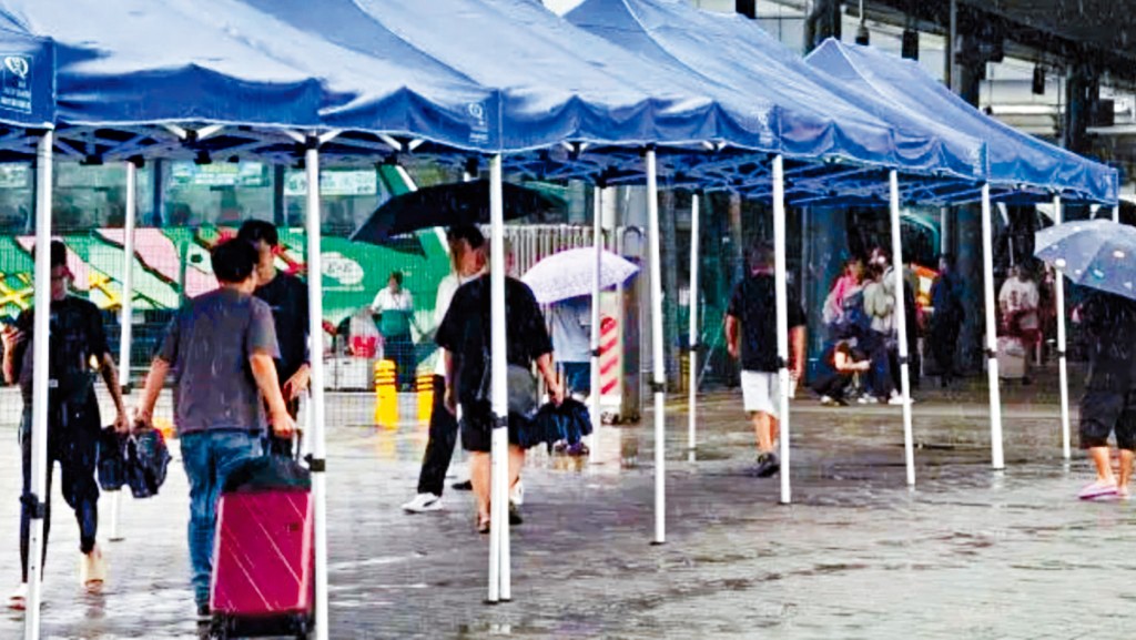 當局在兩段連廊間放置臨時雨篷。
