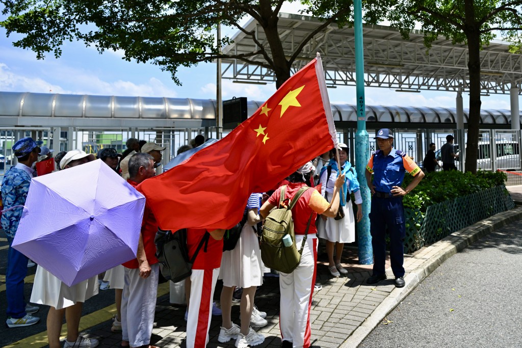 有市民手持國旗到來。蘇正謙攝 有市民手持國旗到來。蘇正謙攝