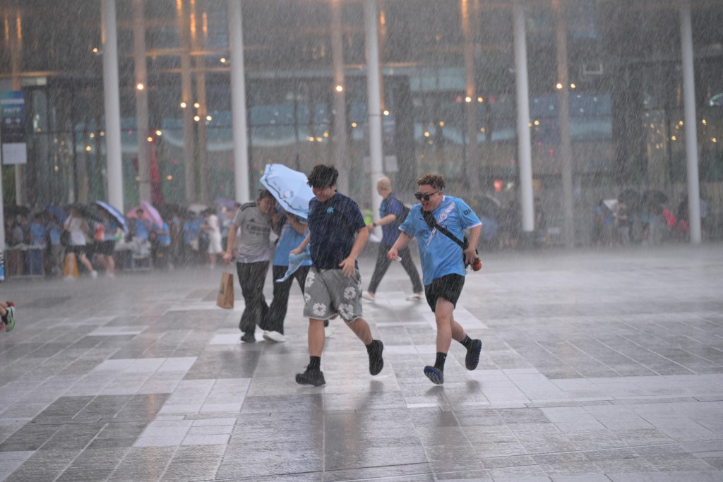 即使天公不作美下傍沱大雨，仍然澆不滅一眾熱血球迷的熱情。蘇正謙攝