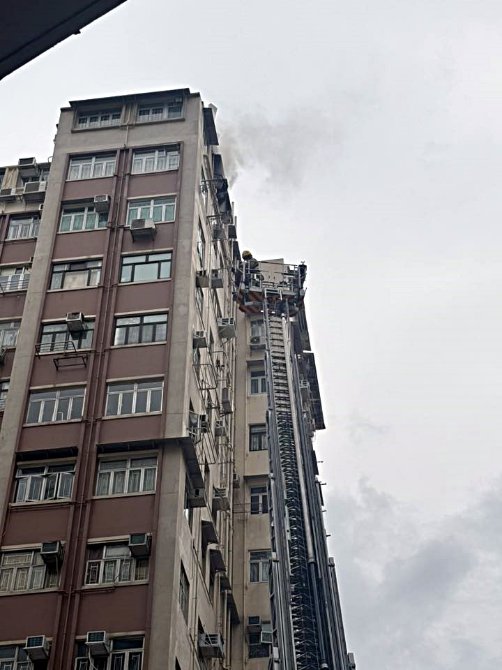 消防升起雲梯灌救。fb：深水埗街坊會