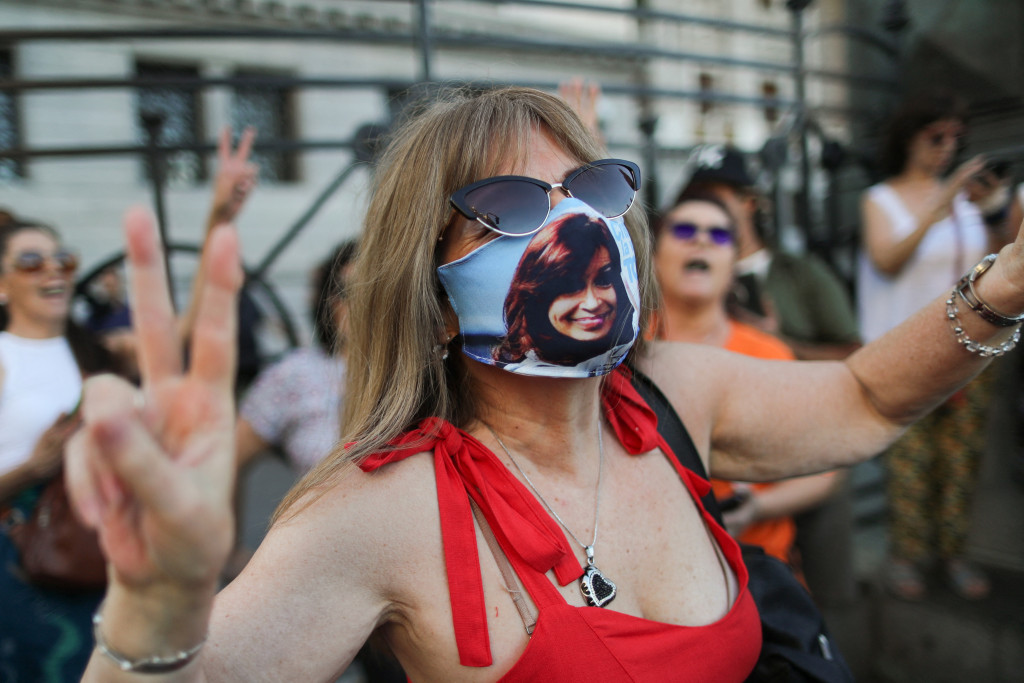 支持者戴著印有克里斯蒂娜肖像的口罩。路透社